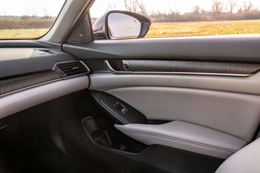 Детали интерьера Honda Accord Touring Hybrid 2017 года  (NA) (фото 164 из 170)